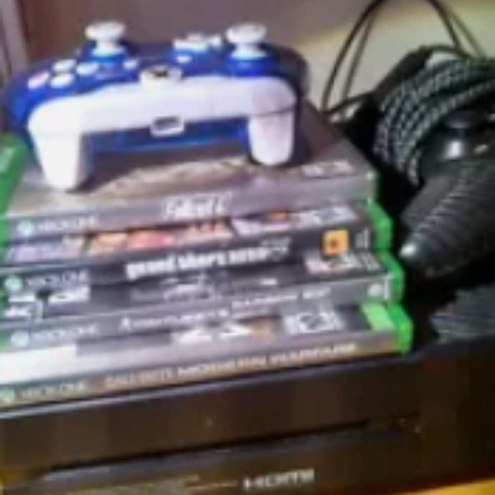 xbox one 500GB bundle includes two controllers and 4 games